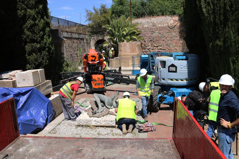 Workers removing the Francoist sculpture from Montjuïc Castle's Santa Elena moat