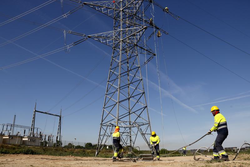 Red Eléctrica ja ha renovat i posat en servei la meitat dels 117 km de la LAT Mangraners-Espluga-Begues