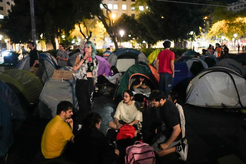 Housing activists camping out in Plaça Catalunya