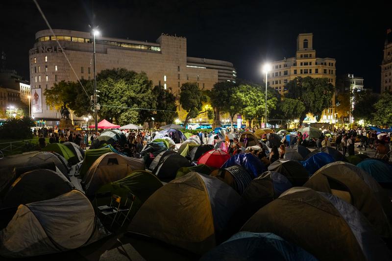 L'acampada de plaça Catalunya creix després que s'hi hagi sumat el Sindicat de Llogateres