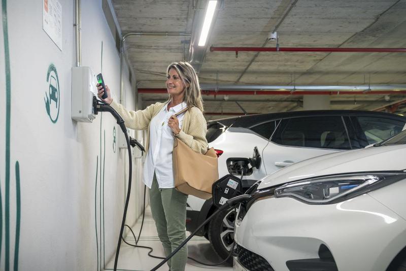 A woman chargers her electric car in one of the charging stations in Barcelona