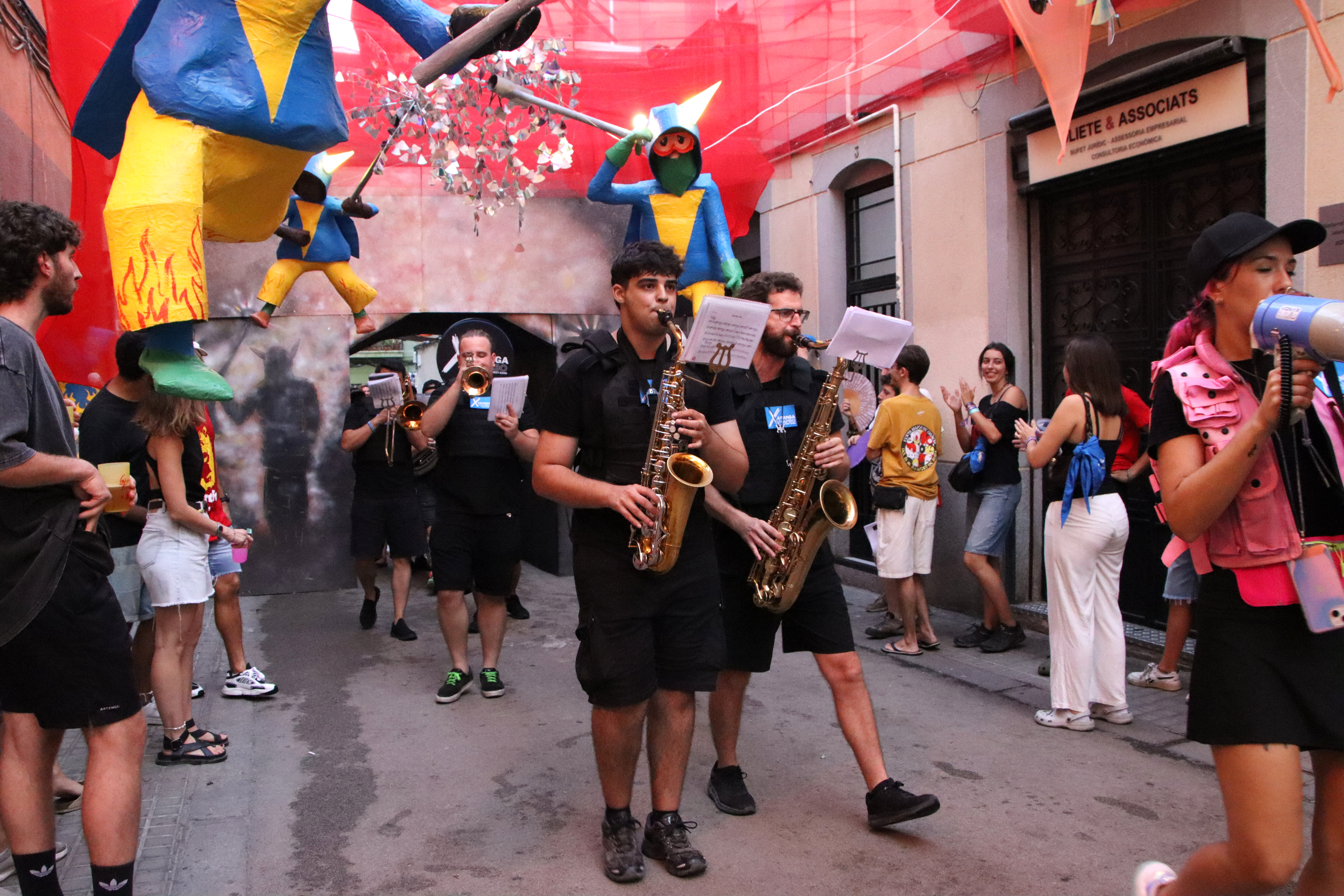 Celebrations on Carrer Progrés after winning the 'Festes de Gràcia' first prize