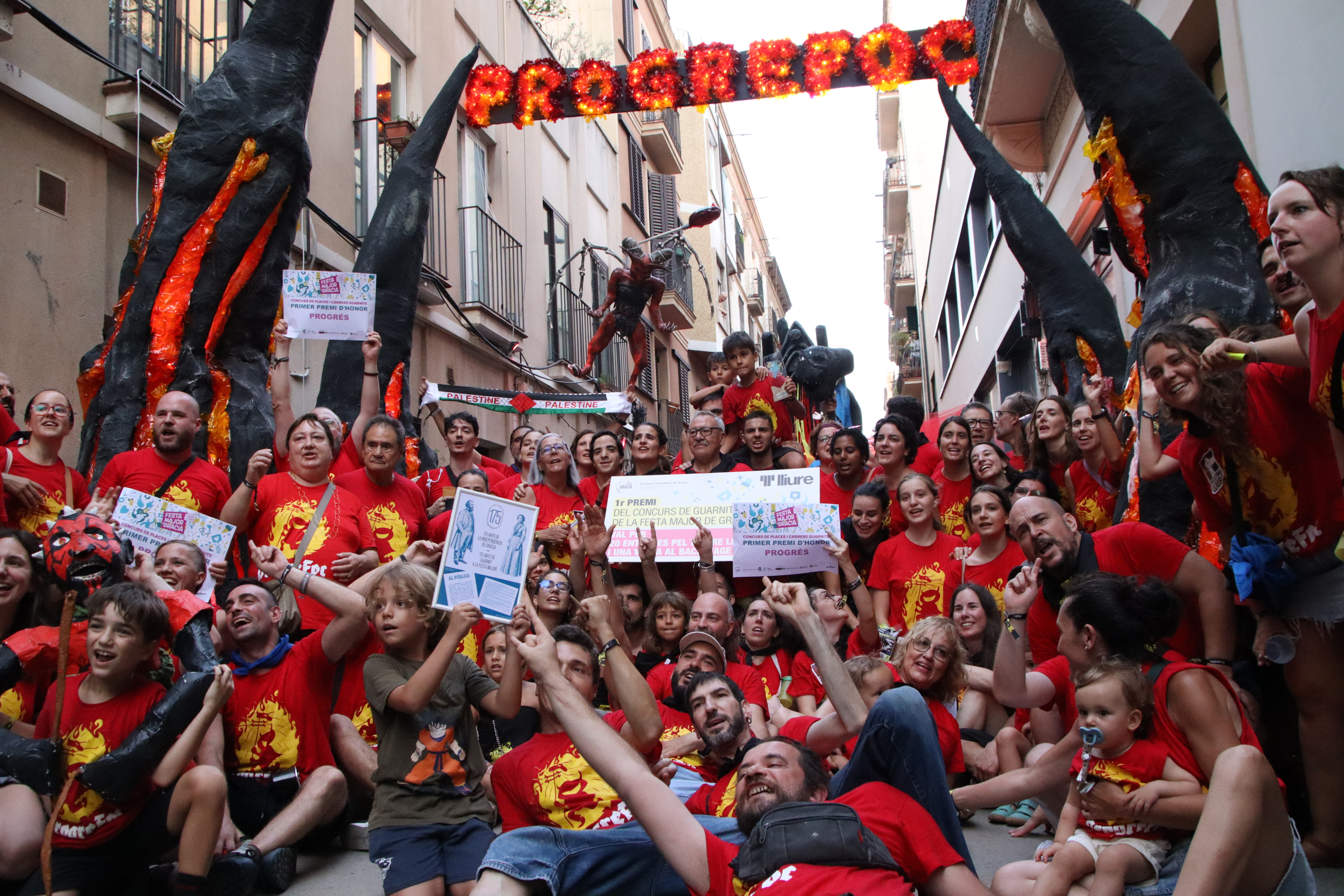 Carrer Progrés celebrates with their first prize