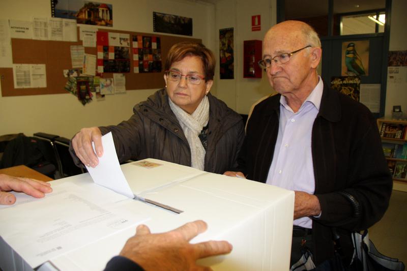 A couple from Horta de Sant Joan voting on November 9, 2014