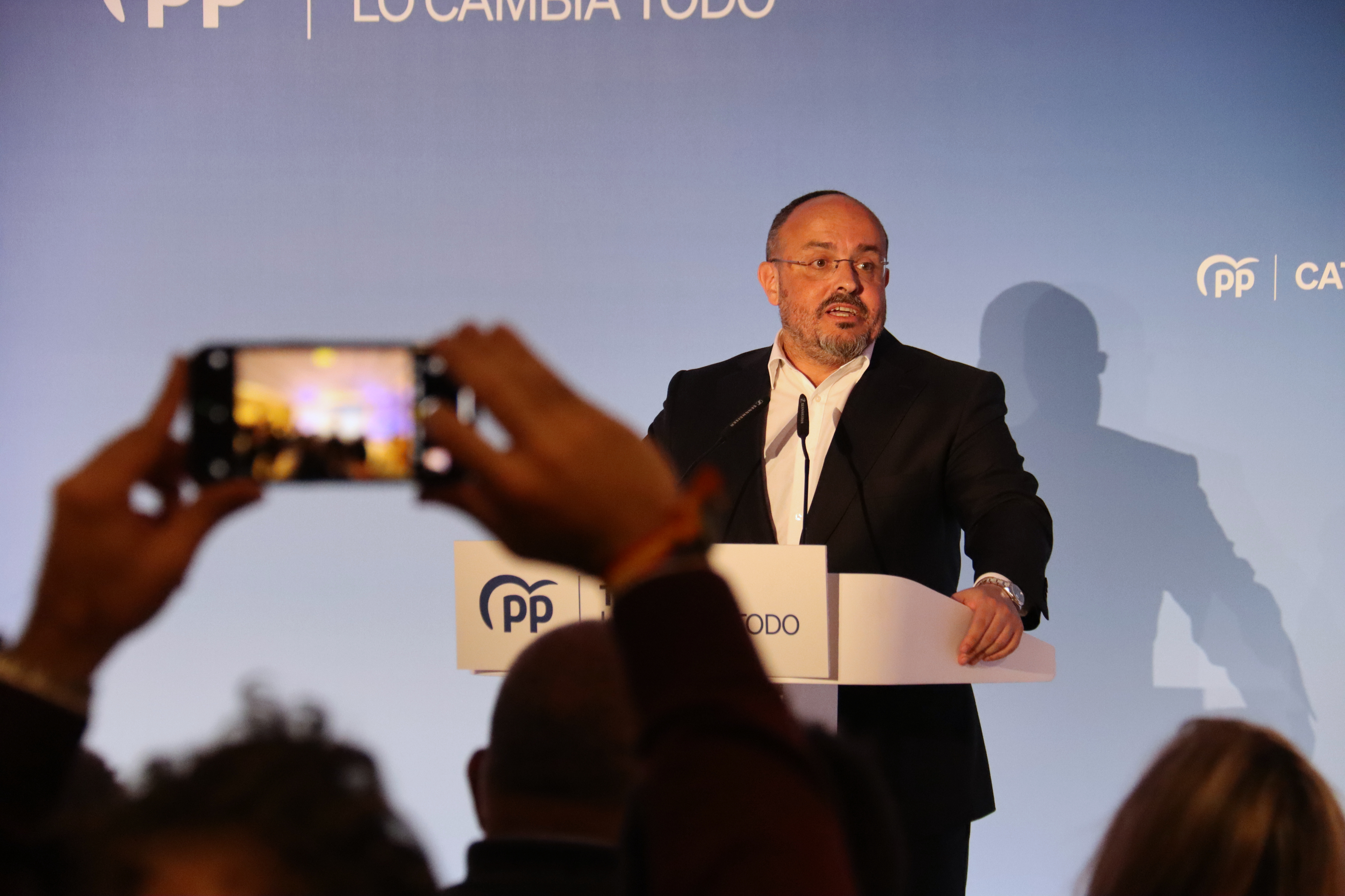 Alejandro Fernández in a campaign event in Sabadell