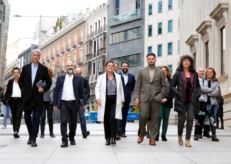 Members of ERC, Bildu, and BNG walking to the Spanish Congress in Madrid