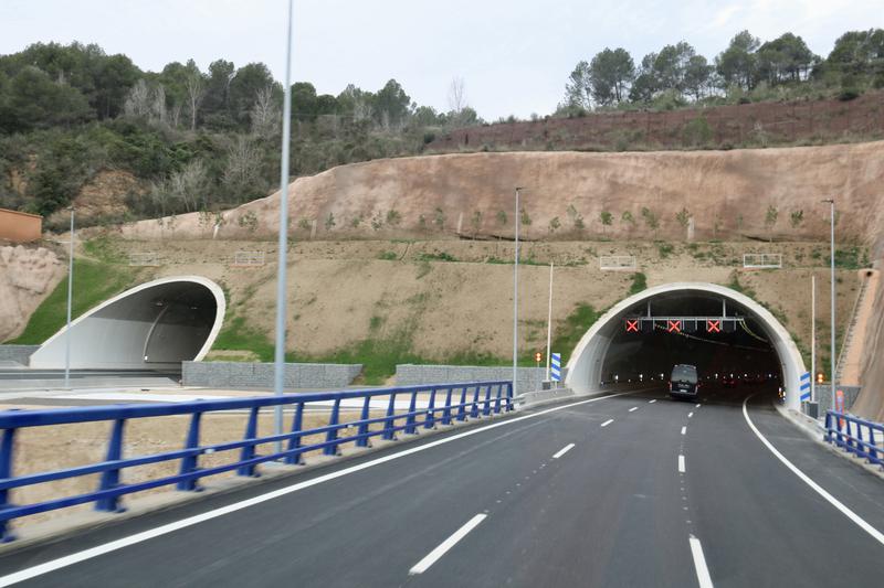 Access to the B-40 tunnel