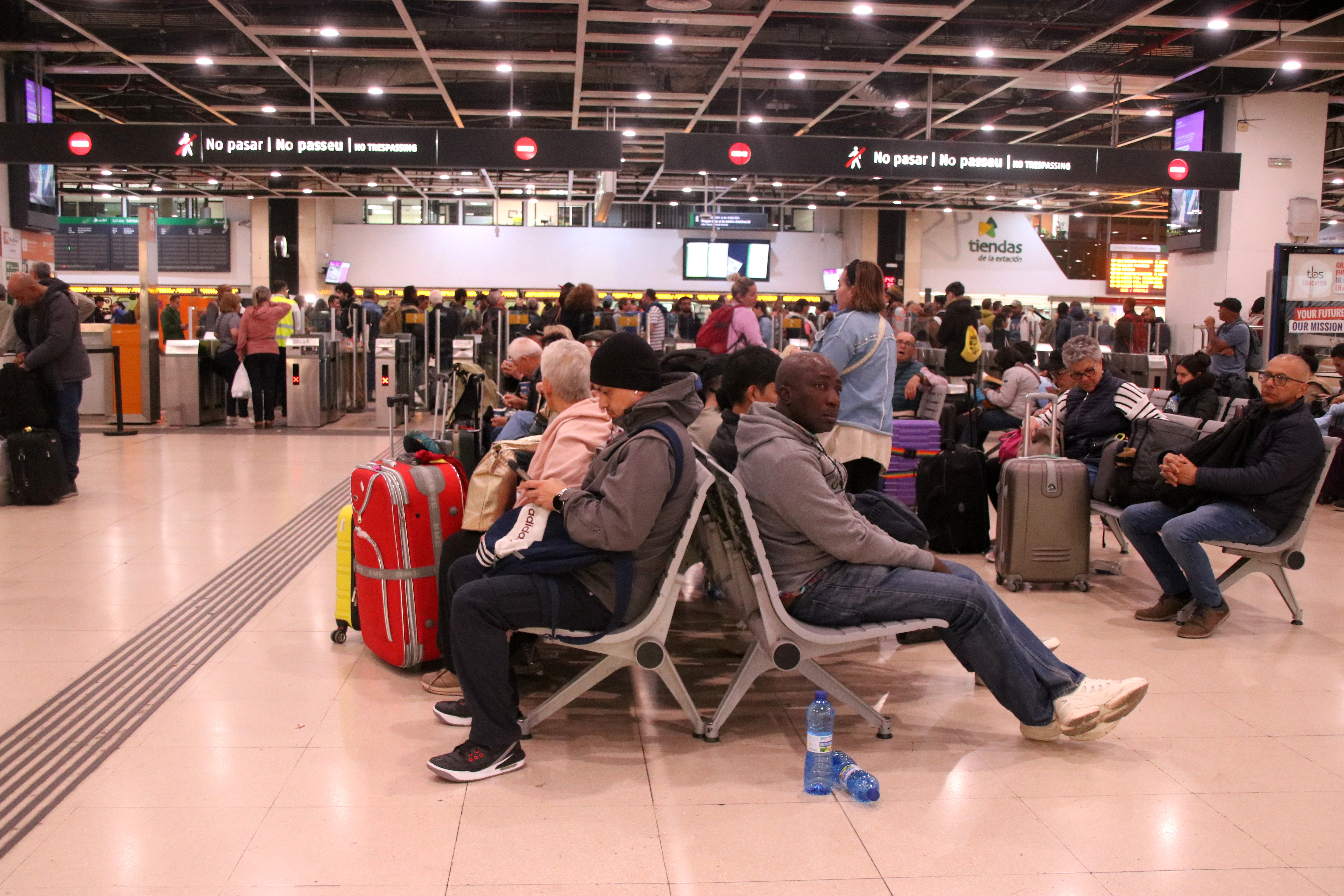 Commuters at Barcelona's Sants train station amid chaos after the blackout on April 29, 2025