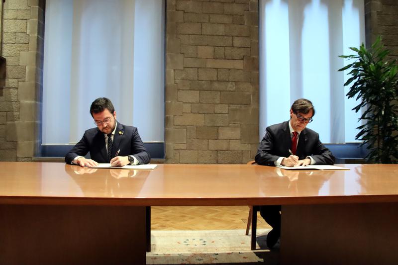 President Pere Aragonès and PSC leader Salvador Illa sign an agreement on the government's 2023 budget at the Palau de la Generalitat