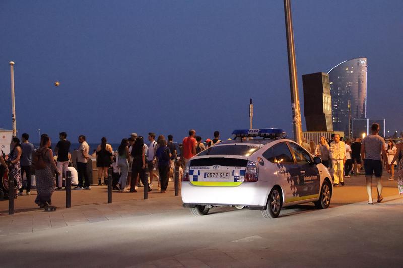 A local Guàrdia Urbana police car by the Barceloneta beach