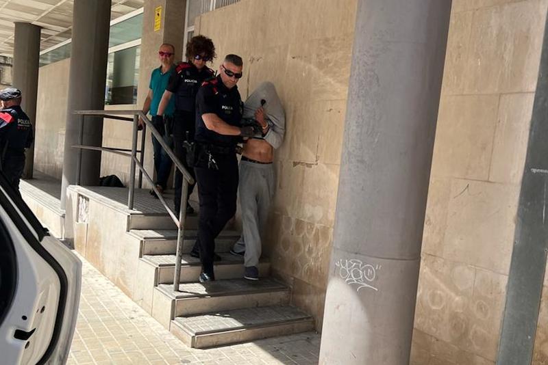 The alleged murderer of a 15-year-old in Sant Hipòlit de Voltregà leaving Vic's courts in central Catalonia on May 4, 2023