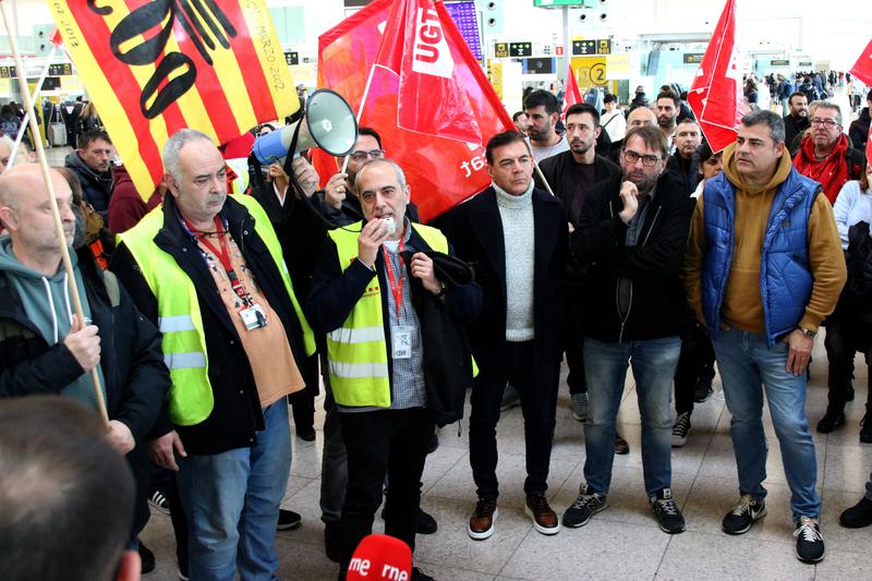 The secretary general of the UGT union, Camil Ros, at the arrivals area of Barcelona T1