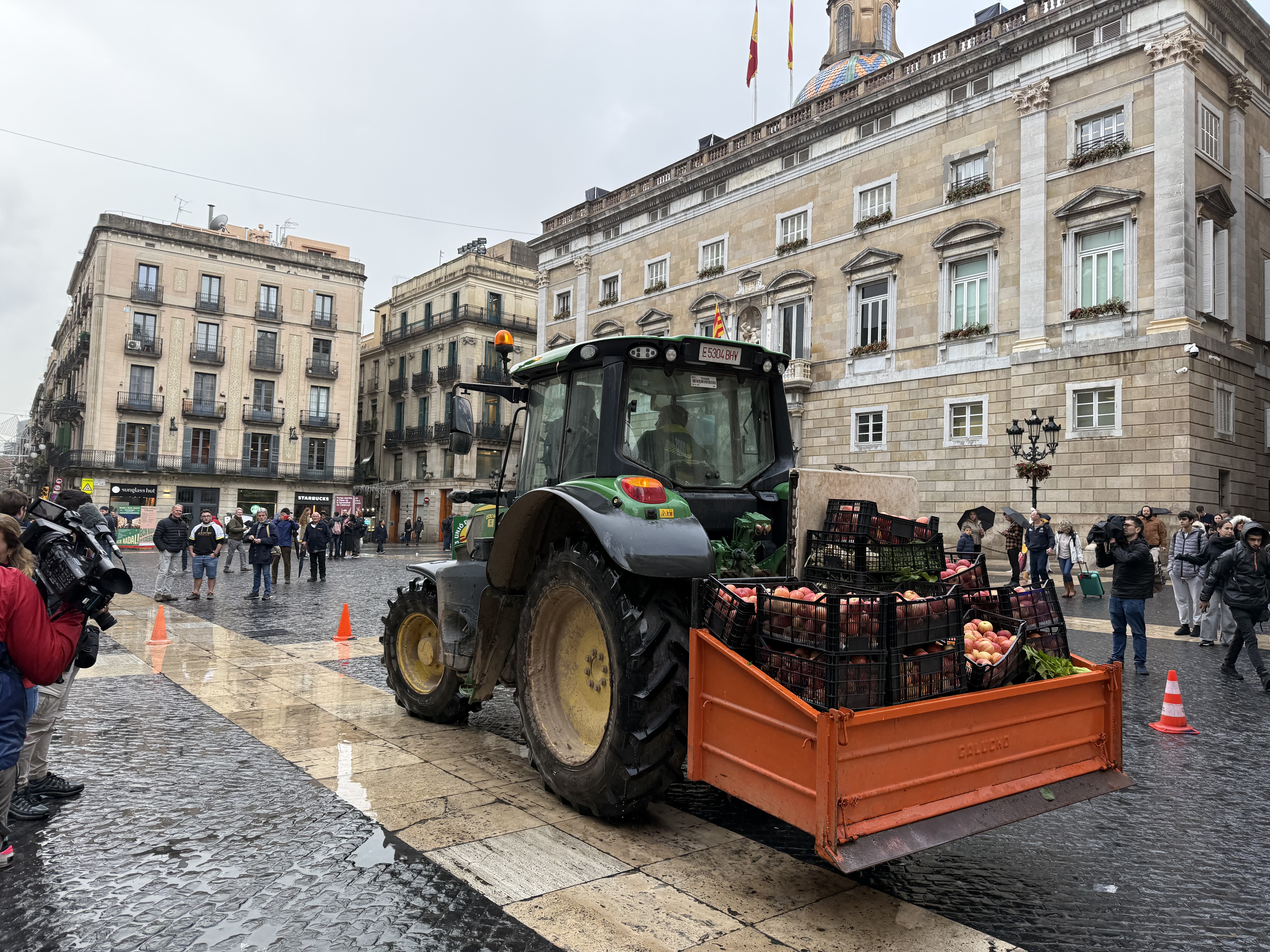 A tractor loaded with fruit and vegetables entering Plaça Sant Jaume