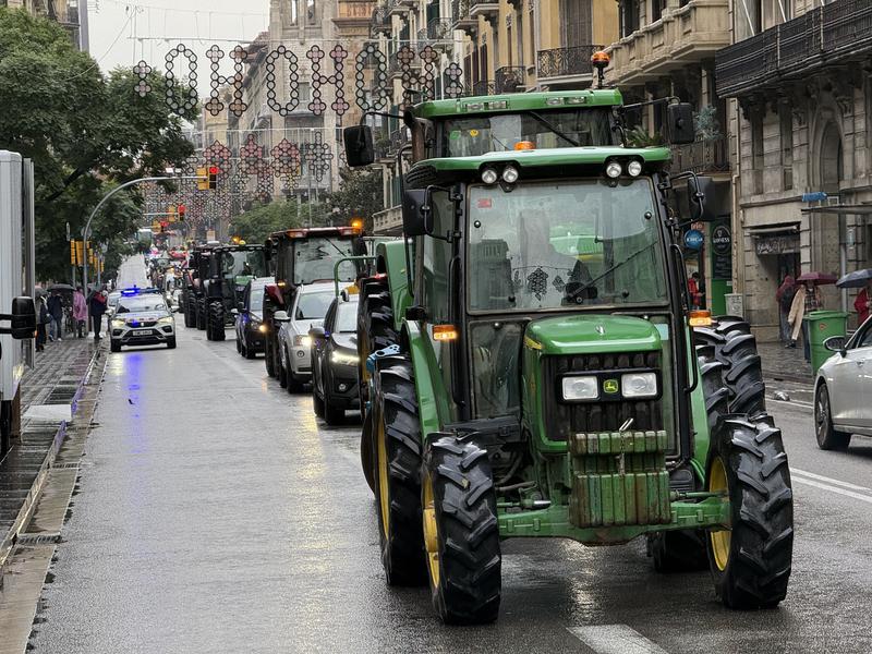 Tractors on Barcelona's Via Laietana street