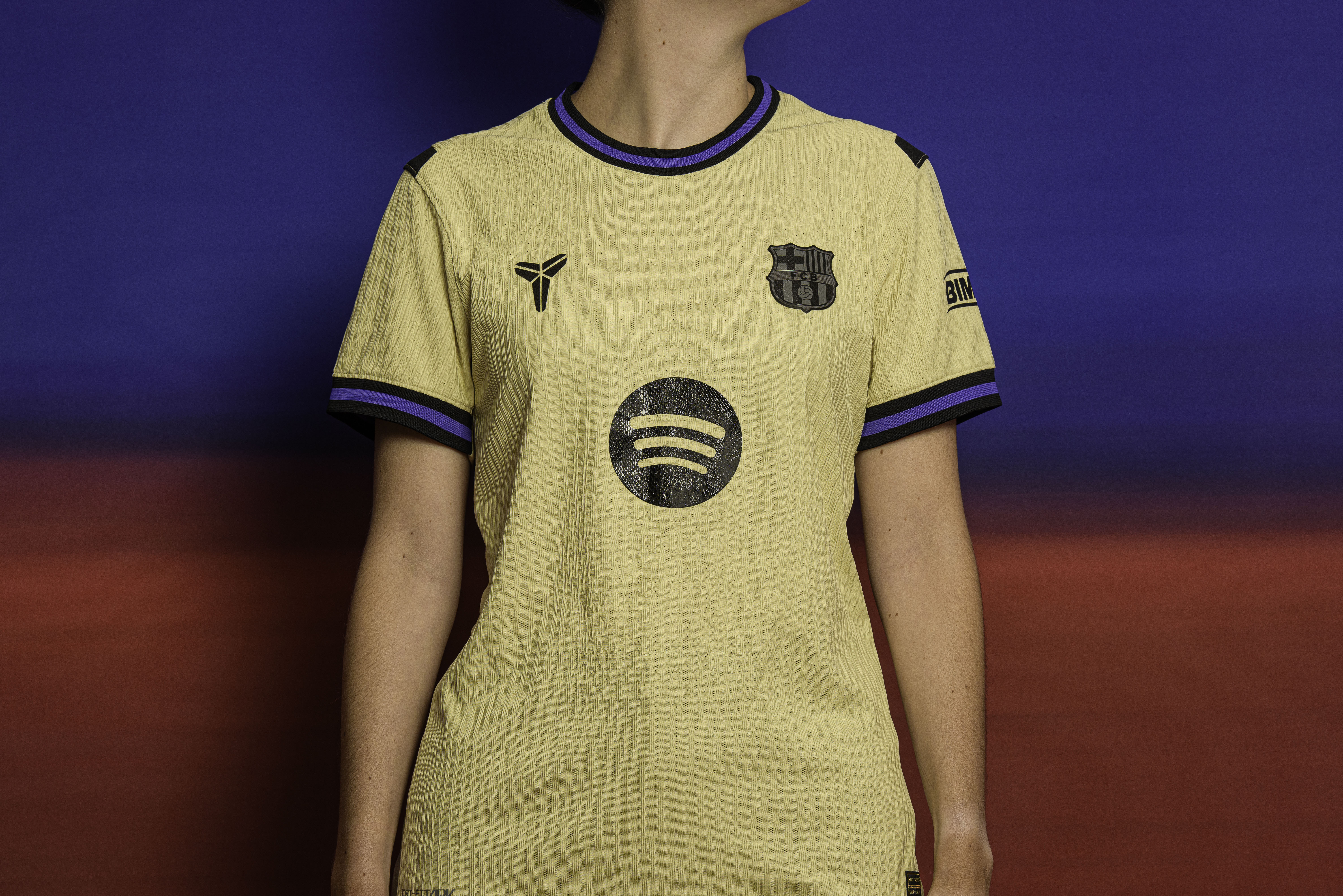 Barça Femení's 2025/26 away jersey in detail
