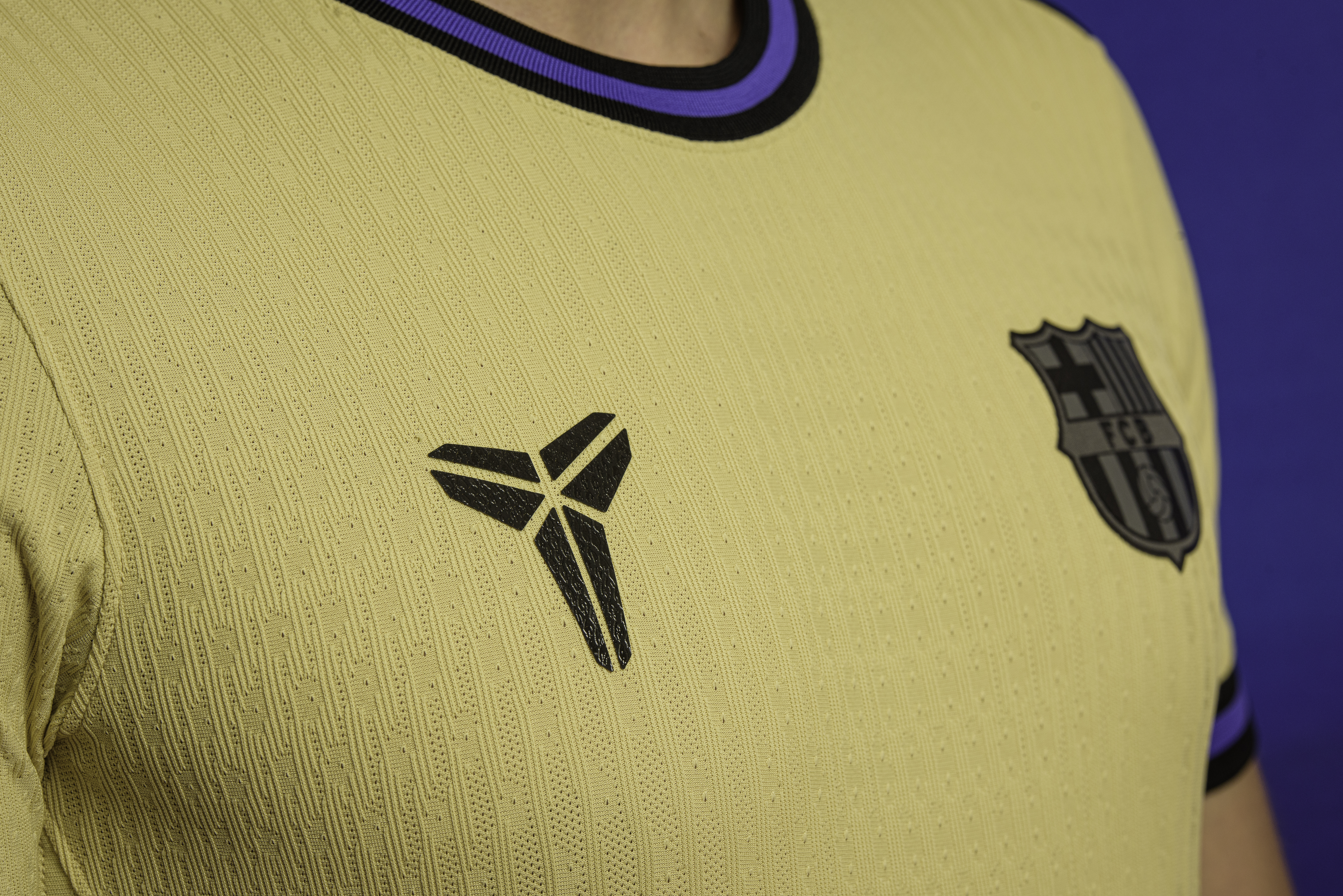 Detail of the Kobe Bryant brand logo on the new Barça away kit