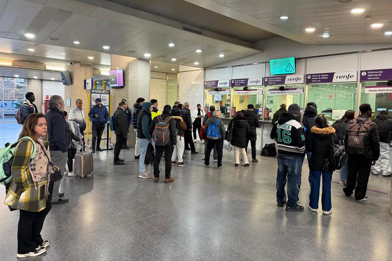 Els usuaris de Rodalies a Girona busquen alternatives arran de la suspensió del servei en un altre dia de "desgavell"
