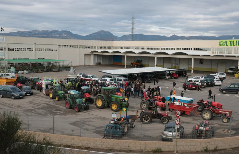 Tractors and protesters in Cambrils ahead of the highway blockade