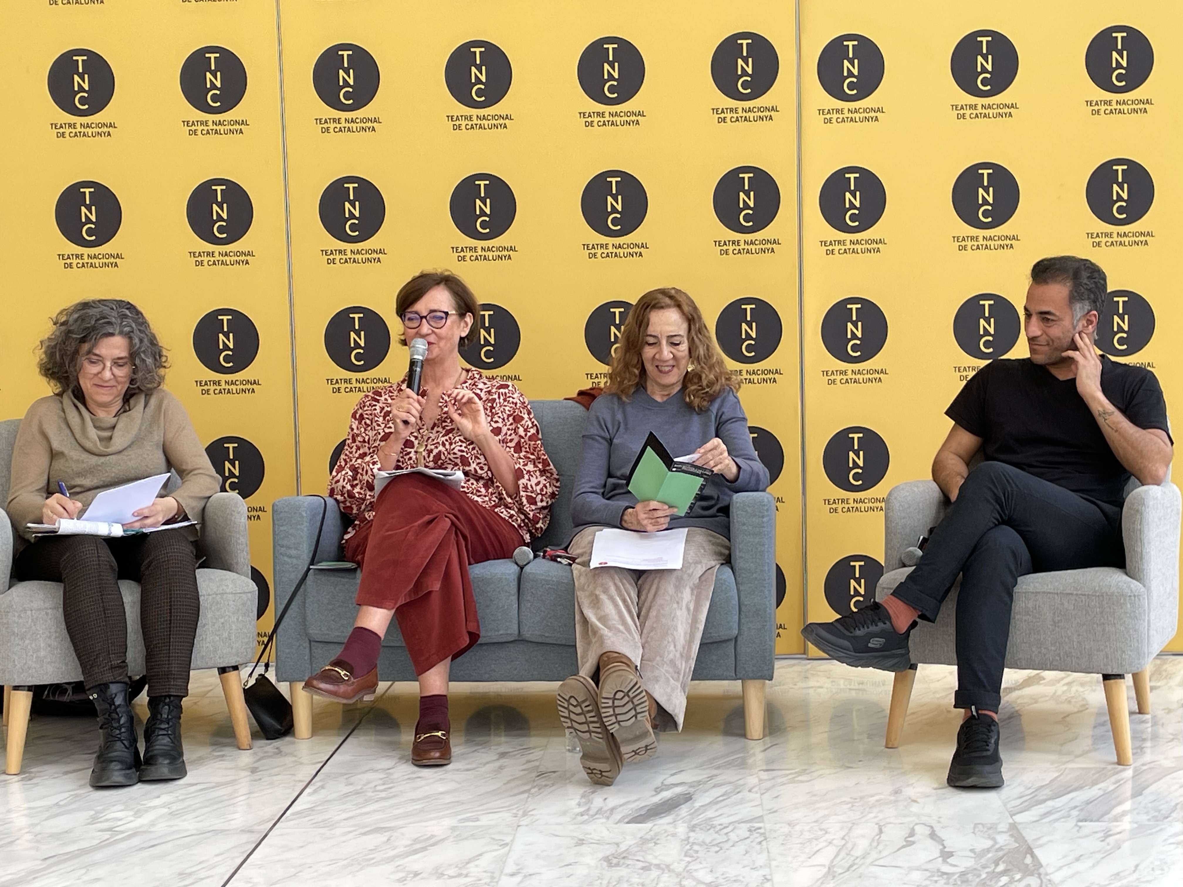 The presentation of 'Barcelona calling Palestine', assisted by Palestinian artist Ramzi Maqdisi, TNC director Carme Portaceli, 
coordinator Anne Goalard and her translator