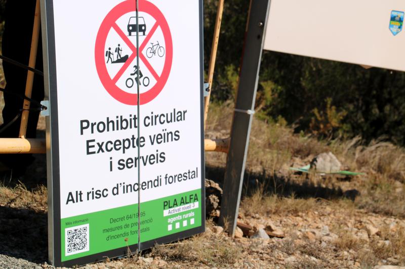 A sign indicating access to Mont Caro in the Els Ports massif has been restricted due to the high risk of wildfires