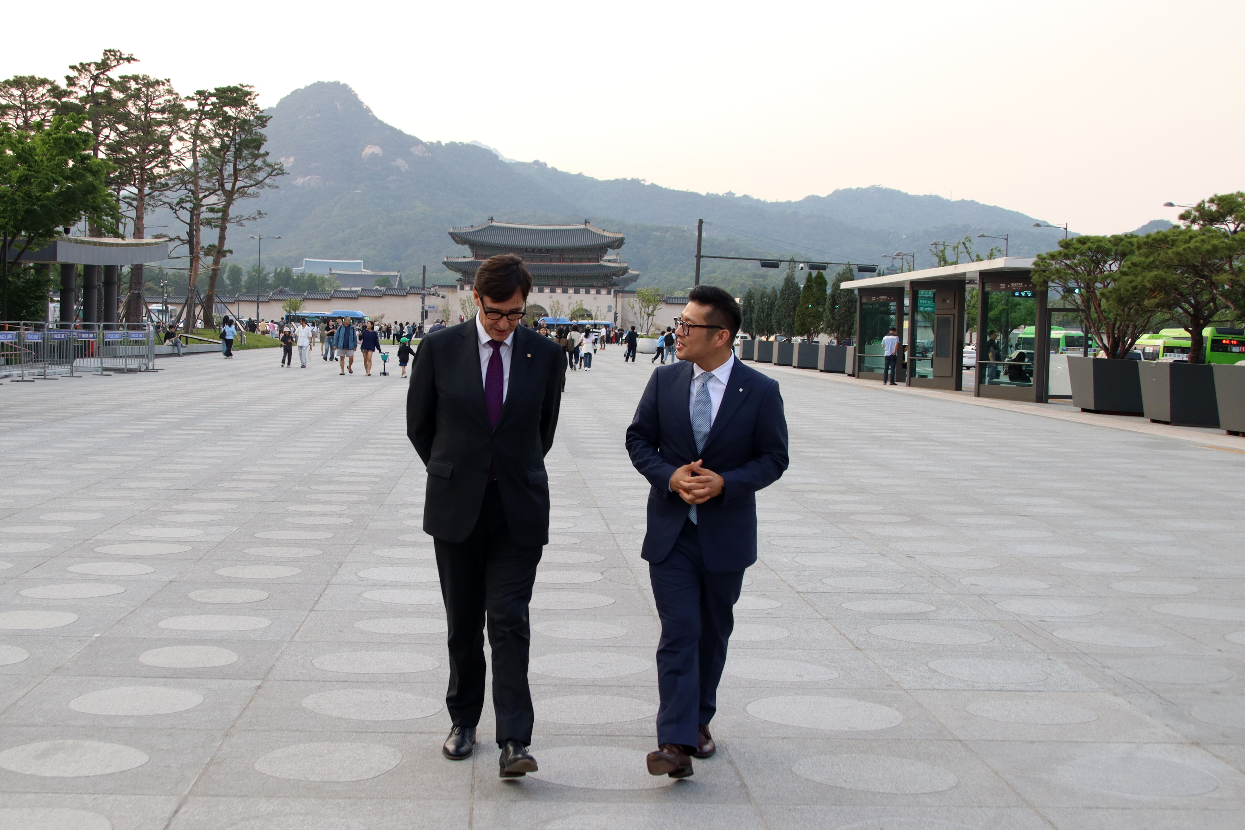 President Salvador Illa with the Catalan government delegate in South Korea