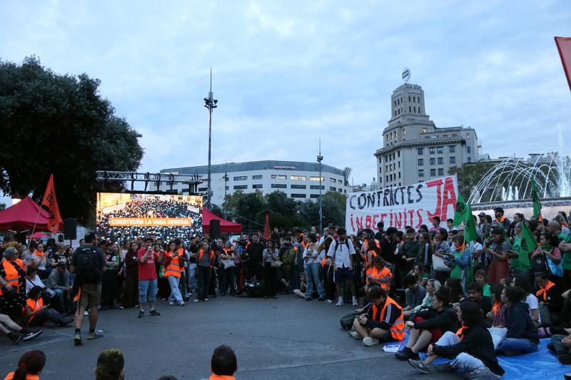 Centenars de persones clamen a la plaça de Catalunya per una vaga general després de la caiguda dels decrets d'habitatge