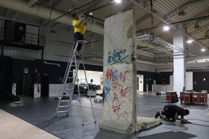 Operators install one of the original Berlin Wall sections at Barcelona’s Espai Inmersa