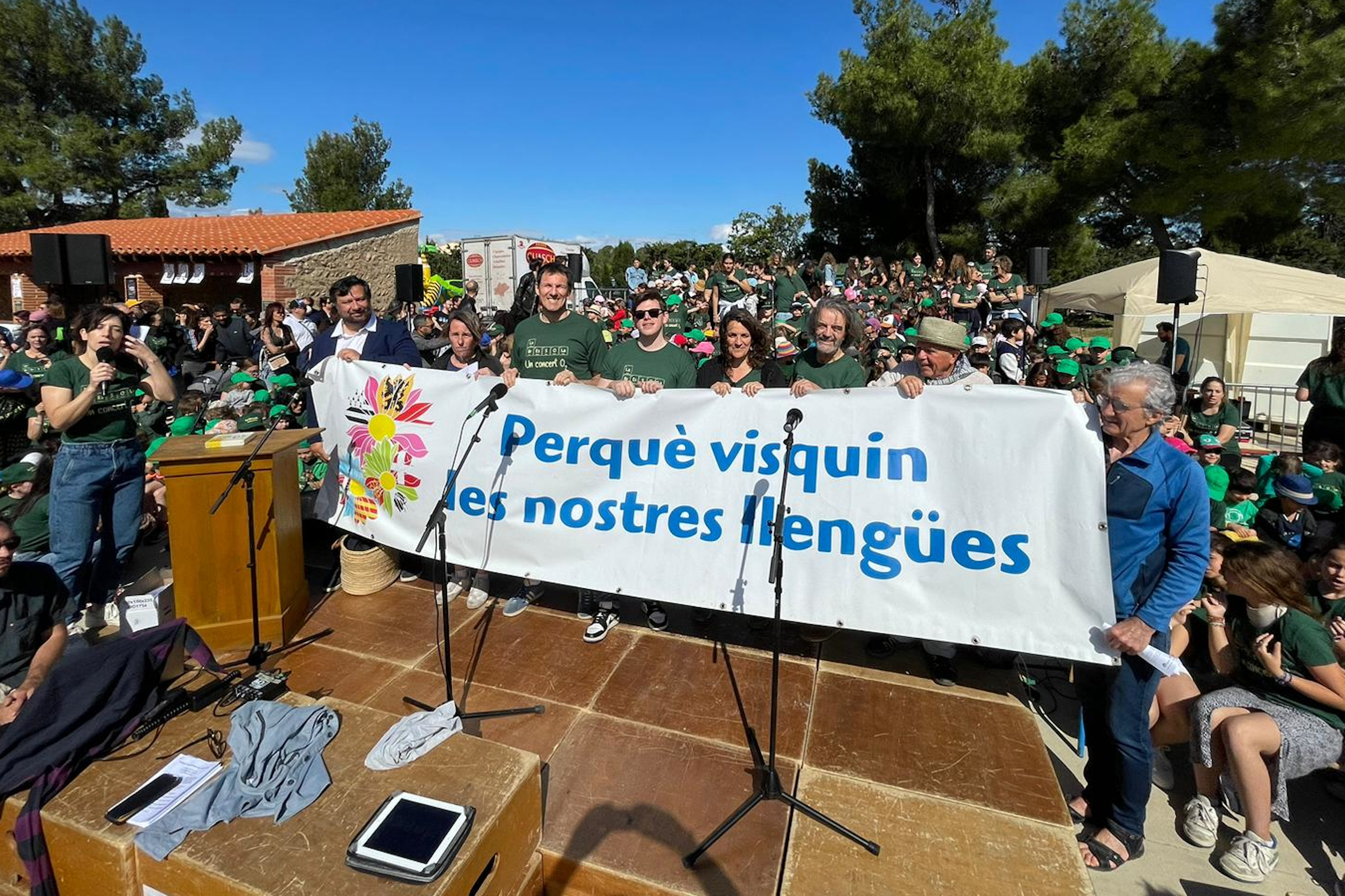 La pancarta per demanar l'oficialitat del català a l'estat francès a la Bressolada