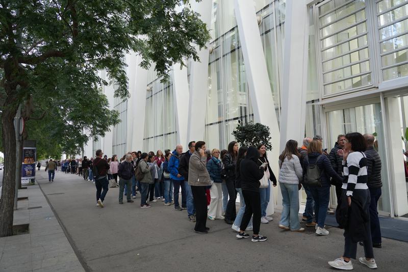 A queue of people waiting to visit the Diagonal One Tower.