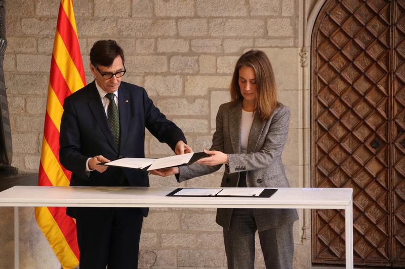 Catalan president Salvador Illa signs a budget agreement deal with leader of the Comuns, Jéssica Albiach