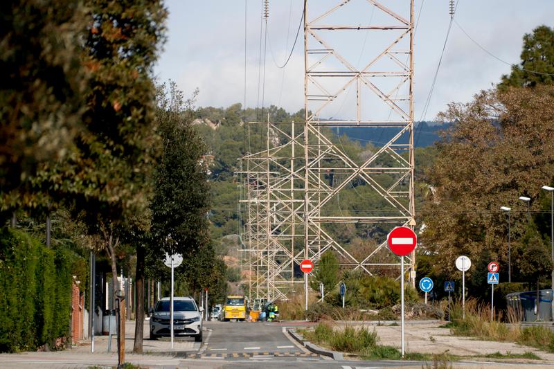 Torres del Pinar high-tension line 