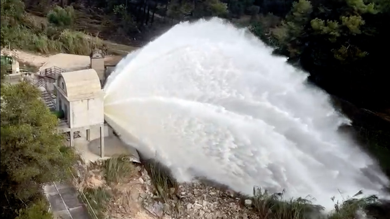 Dam gates open at the Foix reservoir
