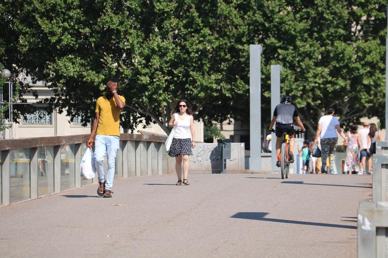 People walking through Lleida during a heat wave