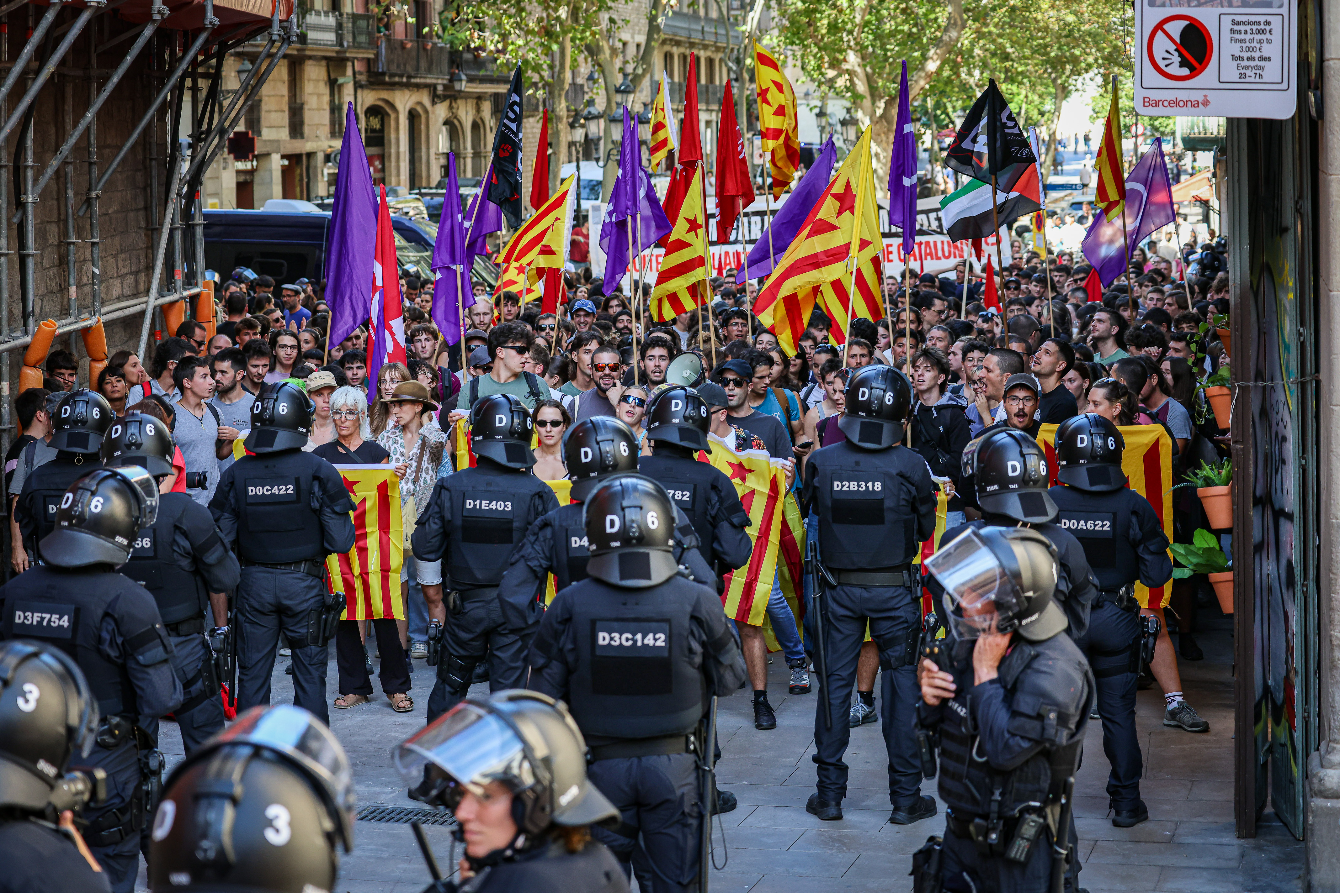Police cordon set up by the Catalan police to prevent pro-independence left-wing protesters from entering the square where Aliança Catalana were holding an event