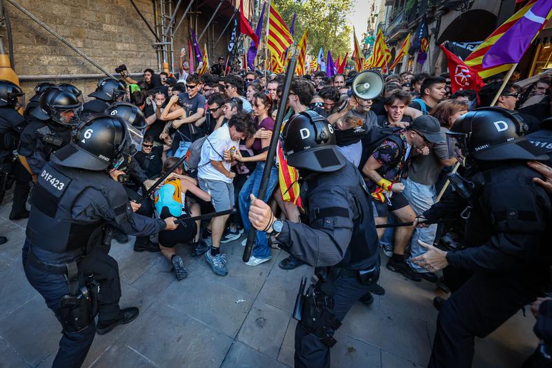 Riot police hit left-wing pro-independence demonstrators