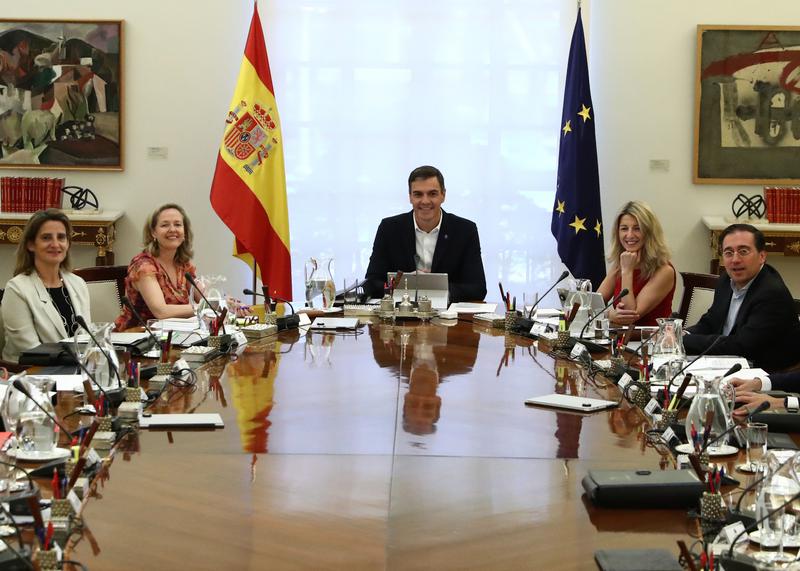 Spanish PM Pedro Sánchez seating beside vice presidents Nadia Calviño, Yolanda Díaz, and Teresa Ribera during a council of ministers on July 25, 2023