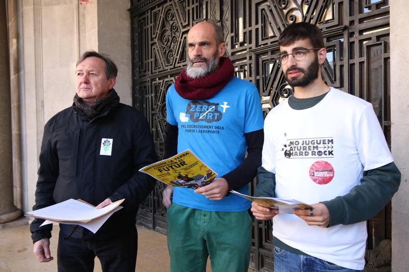 Activists from the Aturem Hard Rock, Zeroport and Campanya Contra el Quart Cinturó groups
