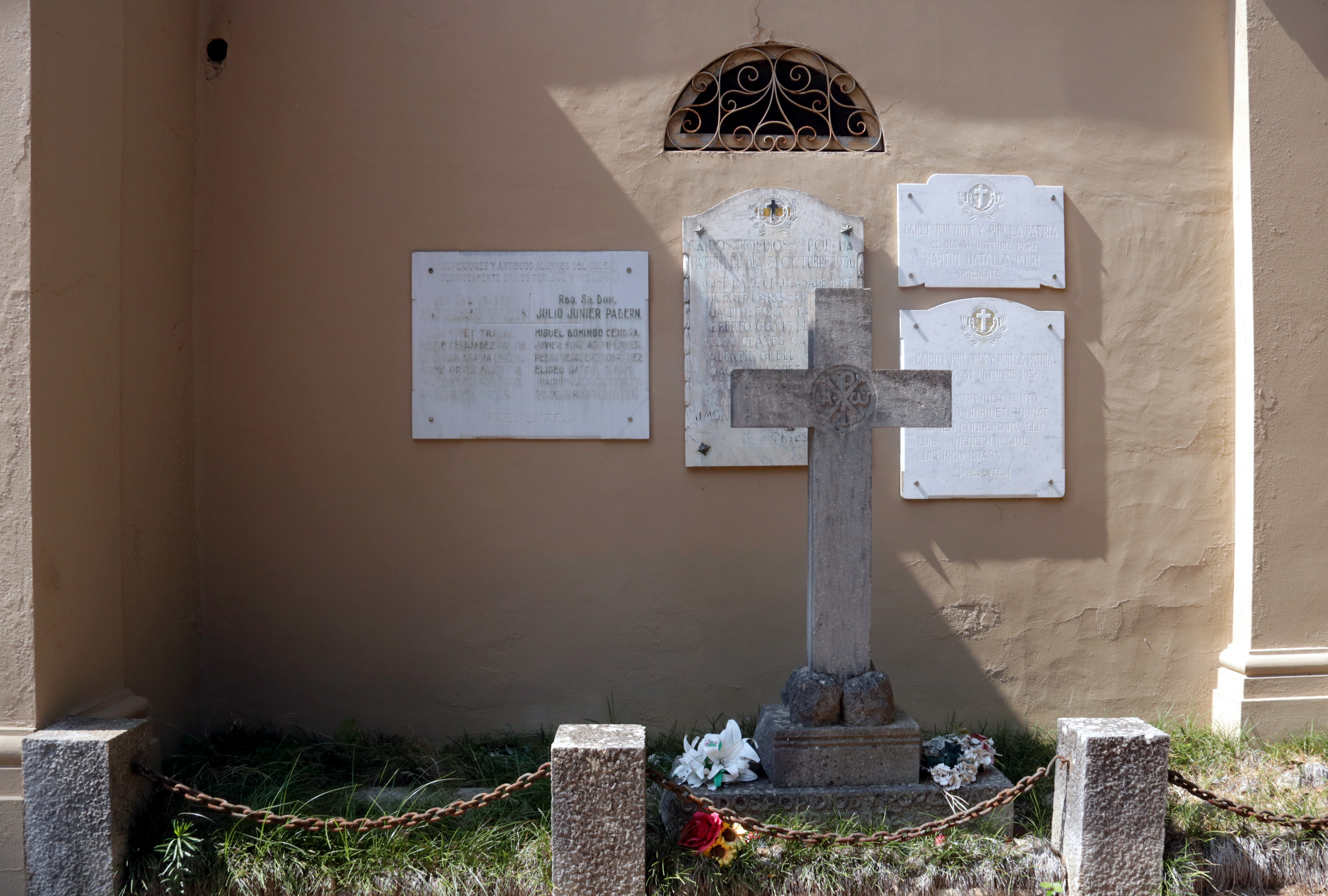 Làpides i símbols del franquisme al cementiri vell de Girona