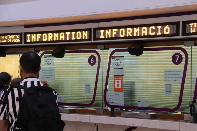 One of the customer information points in the Sants train station closed during the breakdown of services on the Rodalies R2 South line