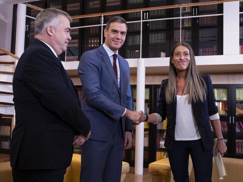 Spanish PM Pedro Sánchez with Junts spokesperson in Madrid, Míriam Nogueras, in a meeting on October 2023