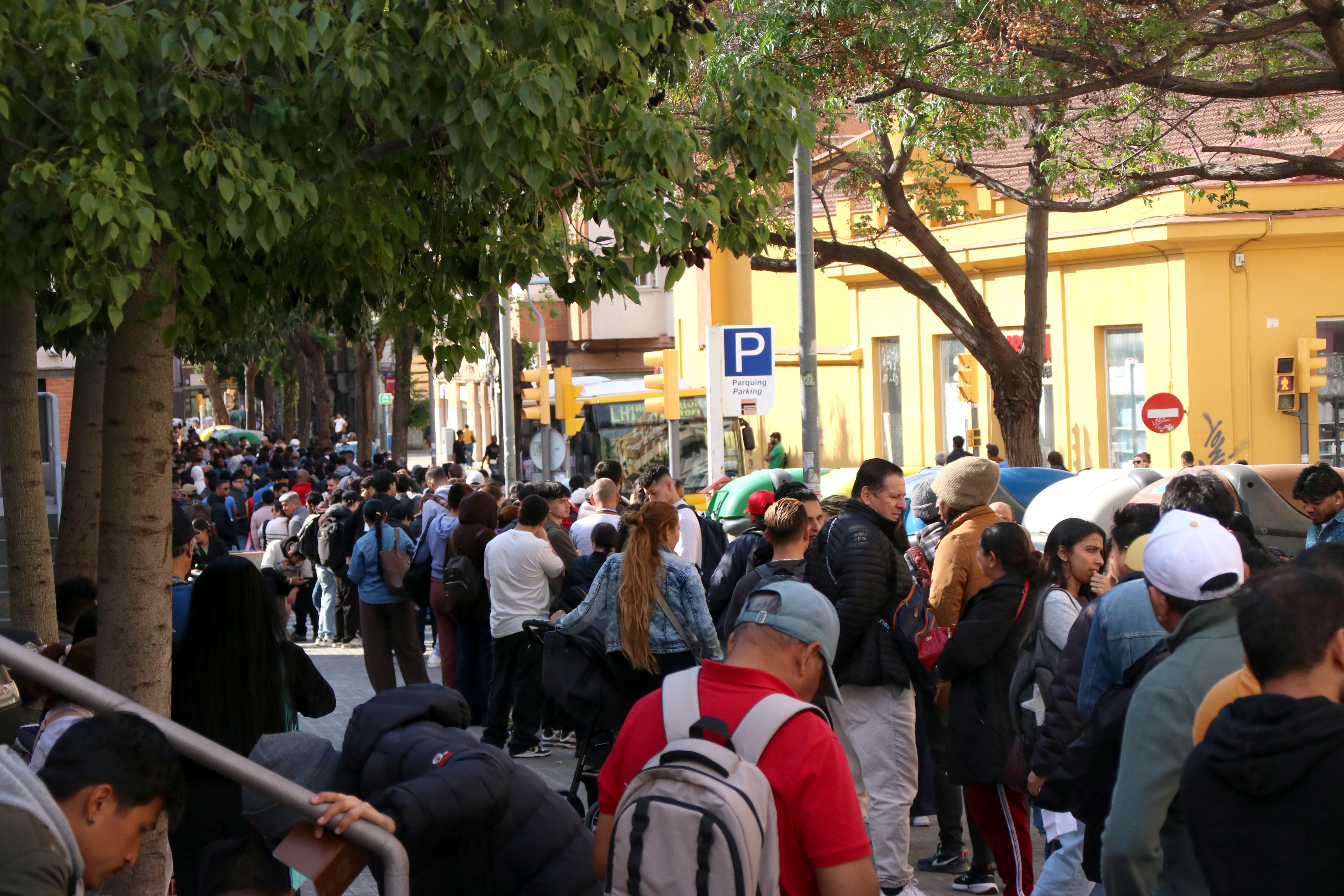 Line of applicants along Girona Street (L'Hospitalet de Llobregat)