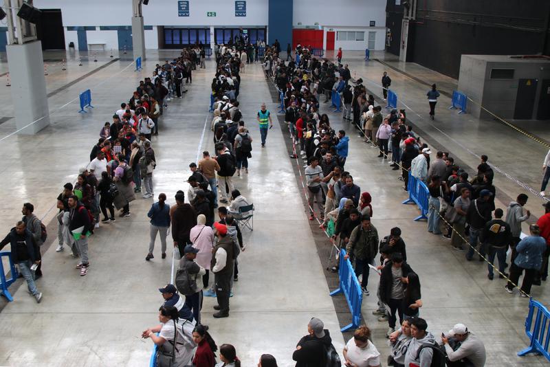 The line of people inside La Farga, where it is estimated that more than 1,500 users are served daily.