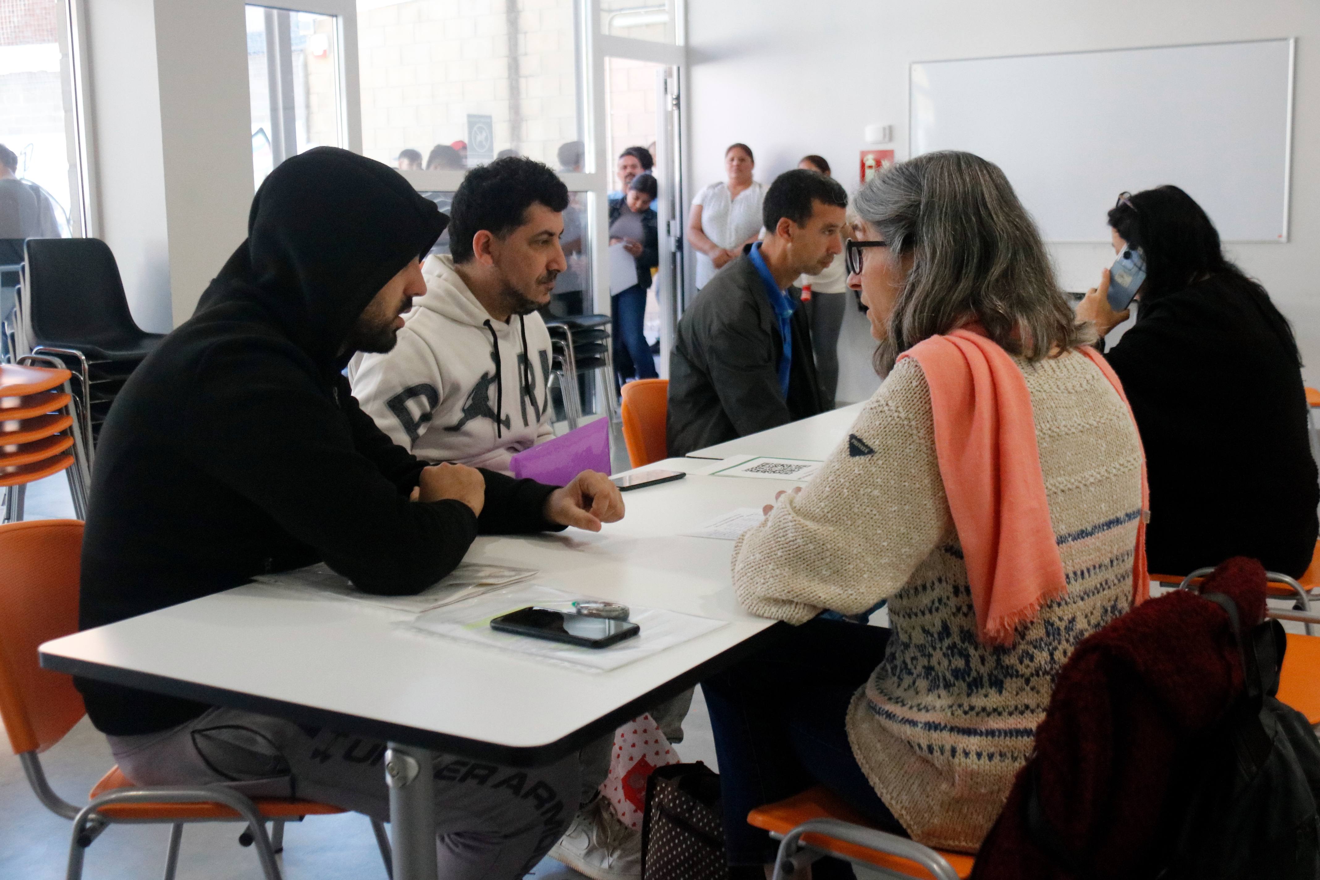 Queues have formed at the Salt information and advice office since early this morning due to the extraordinary regularization process.