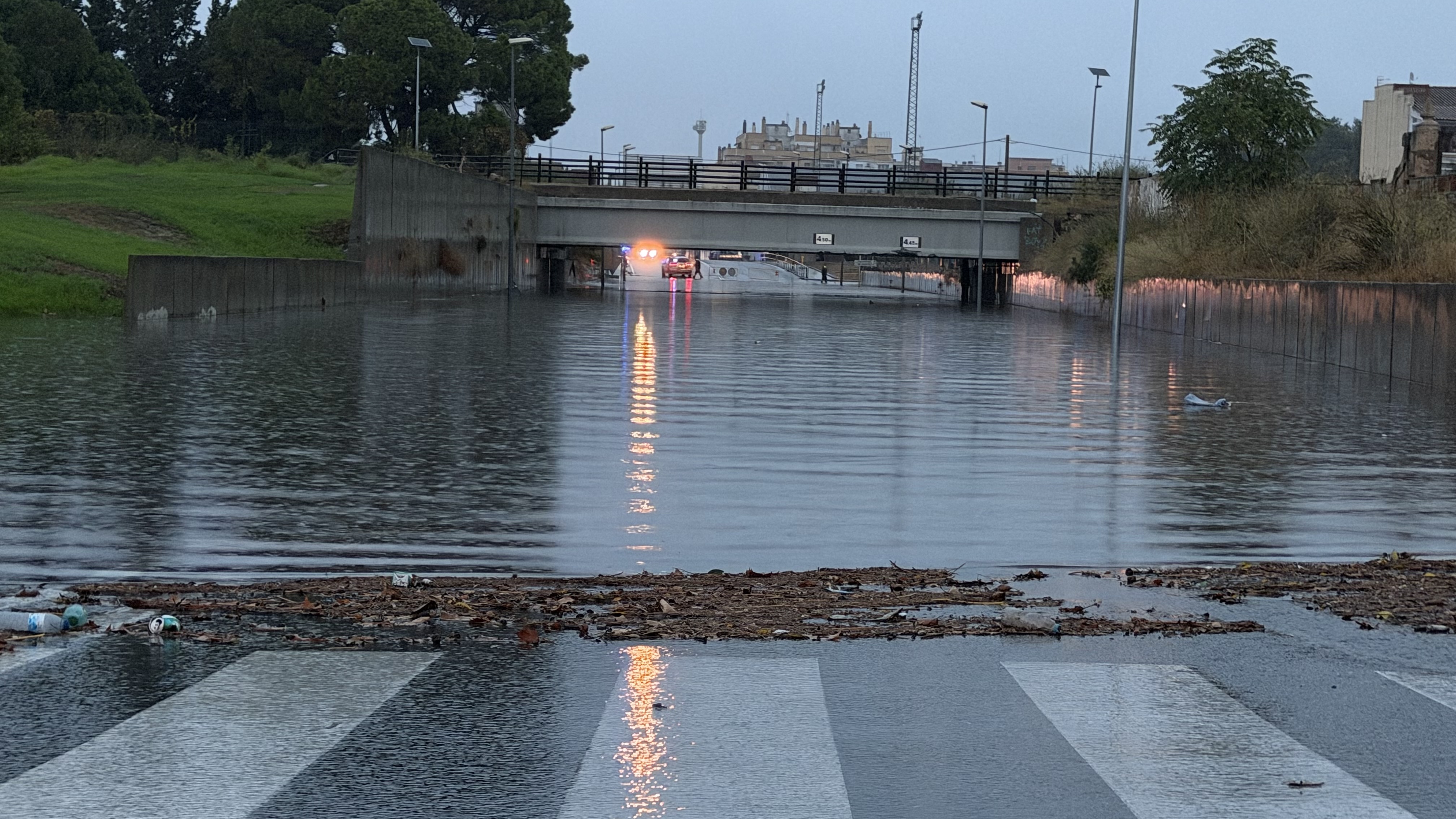 Crossing of the C-12 in Tortosa completely flooded