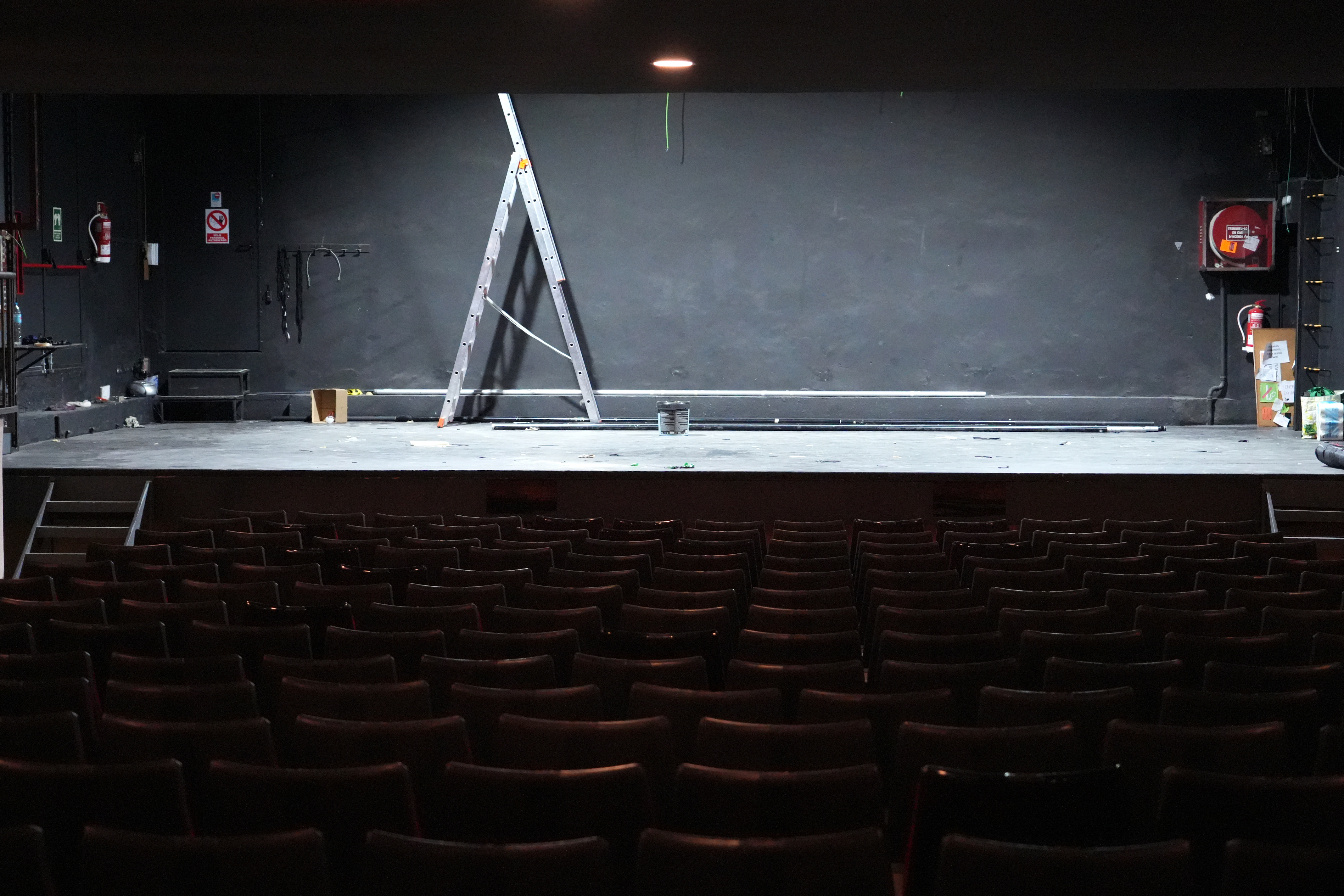 Dismantling the stage at the Jove Teatre Regina
