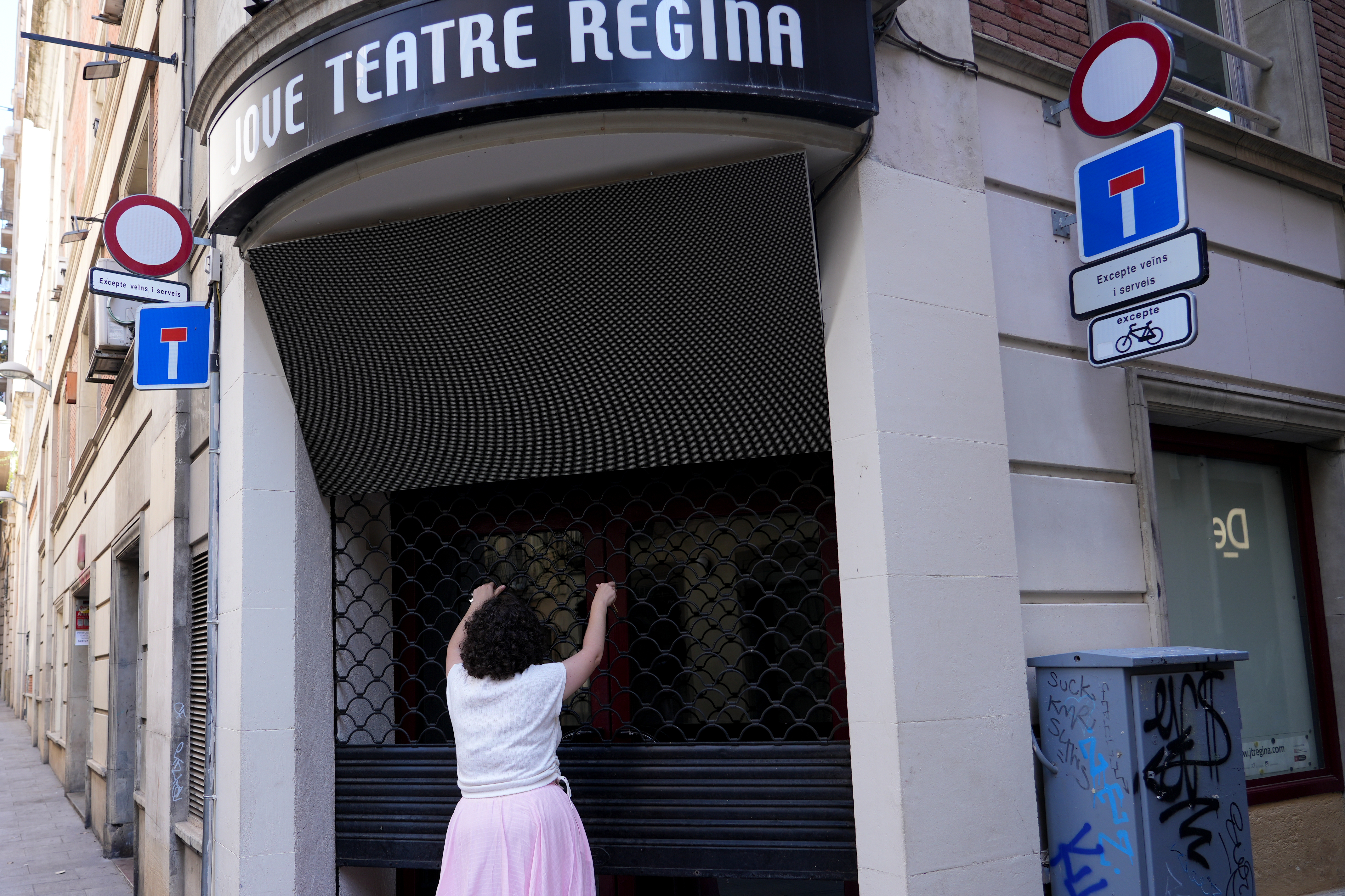 The director of the Jove Teatre Regina, Mariona Campos, closes the shutters