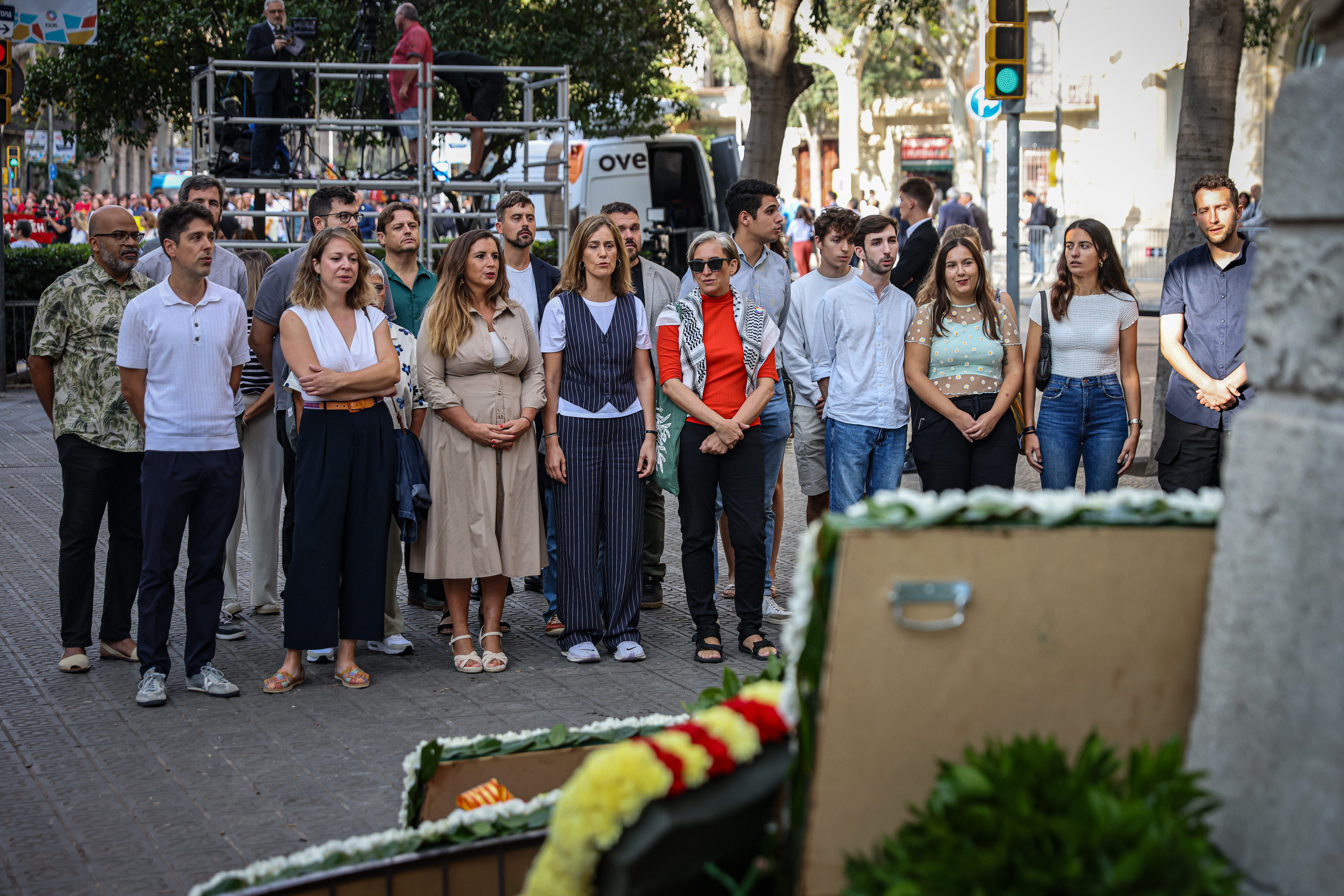 Left-wing Comuns Sumar delegation at the floral tribute on September 11, 2024.