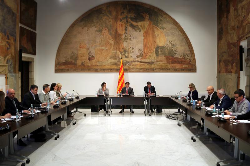 President Salvador Illa and ministers Òscar Ordeig and Alícia Romero meet with representatives from various organisations and associations in the pork sector to discuss African swine fever