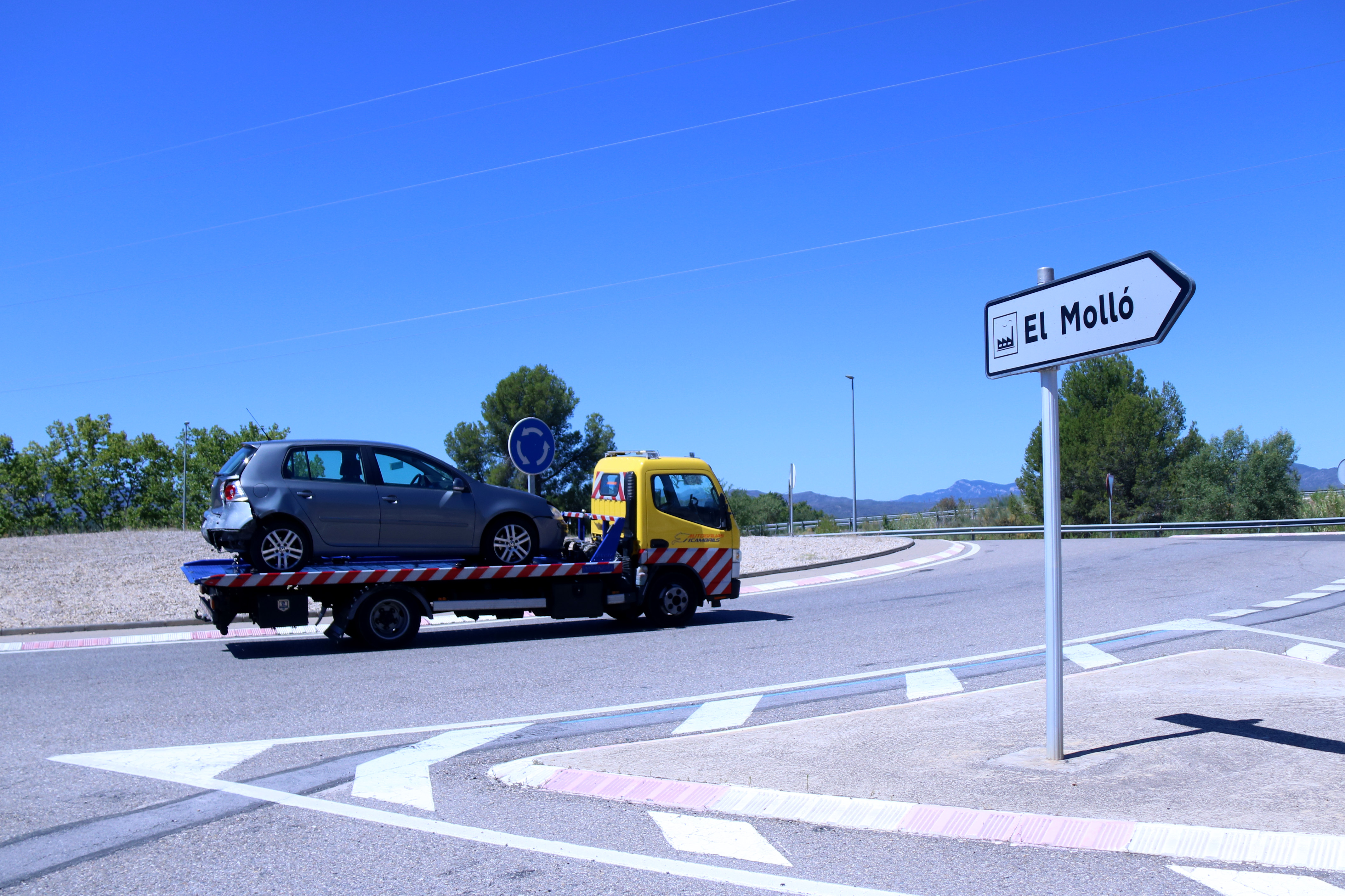Roundabout access to the Molló industrial estate from the C-12
