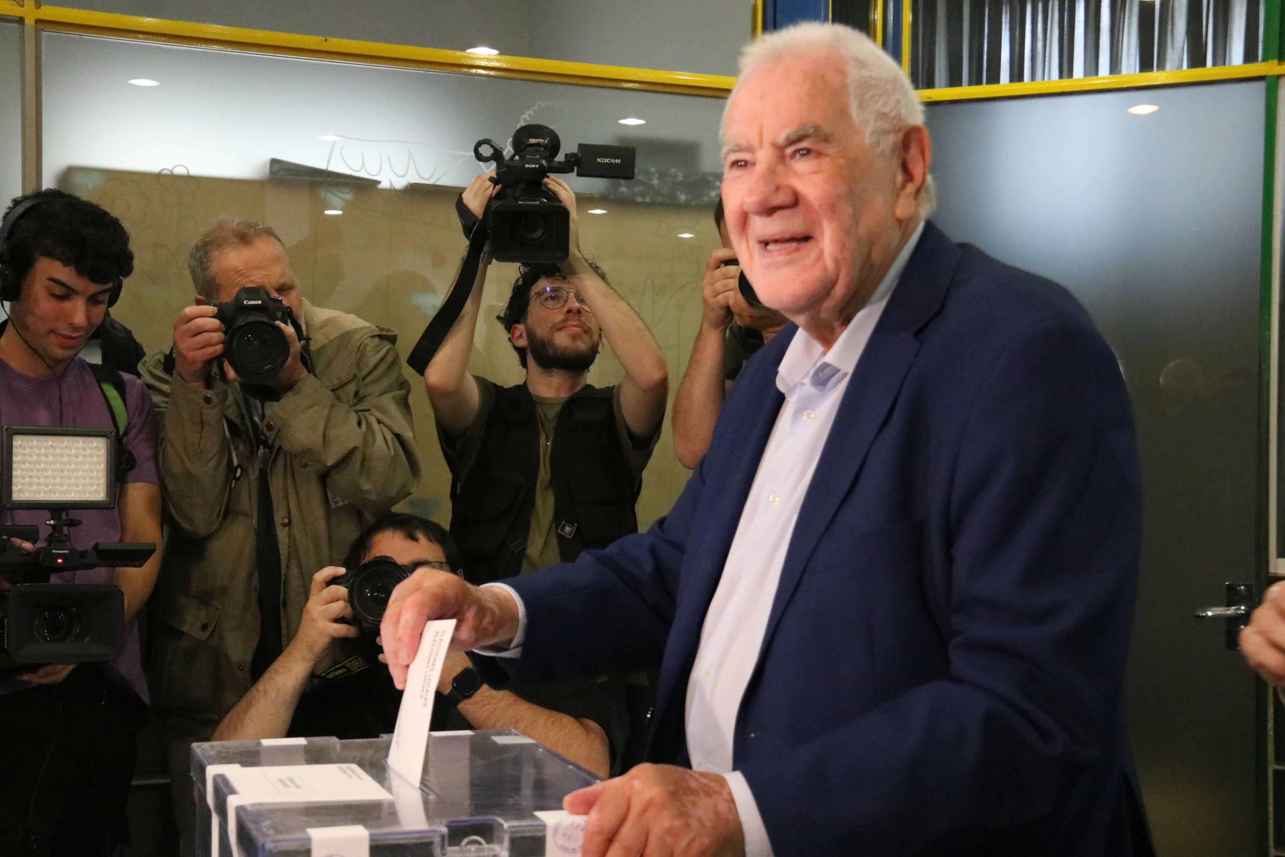 Esquerra candidate in Barcelona Ernest Maragall votes in the 2023 local elections